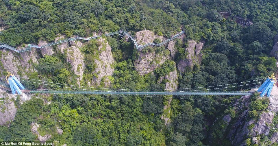 Долина под самым длинным стеклянным мостом в мире.jpg